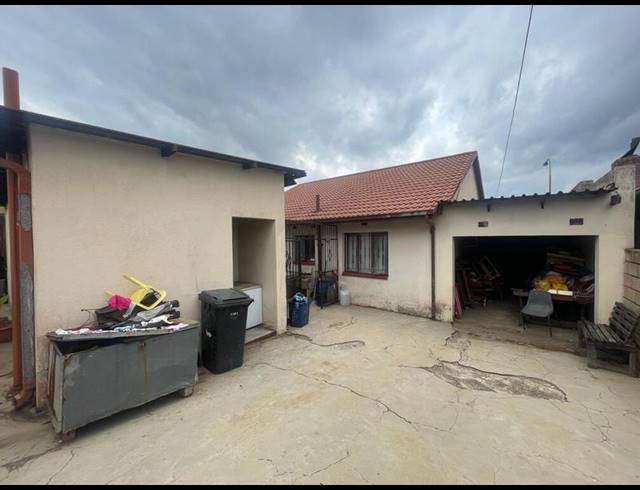 2 BEDROOM PROPERTY TO RENT IN MEADOWLANDS ZONE 1